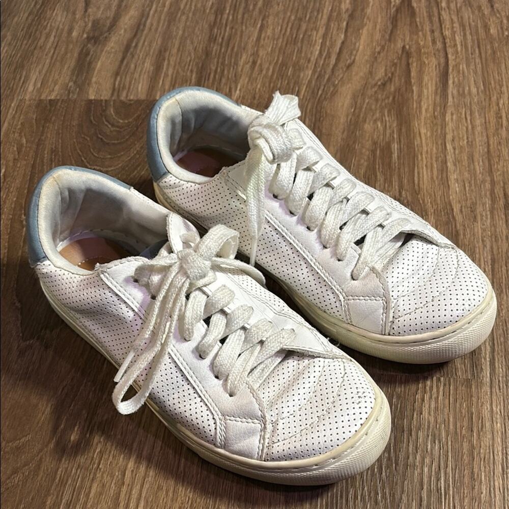 Universal Thread Womens White Sneakers Low-Top Casual Perforated 6 blue - Picture 3 of 6